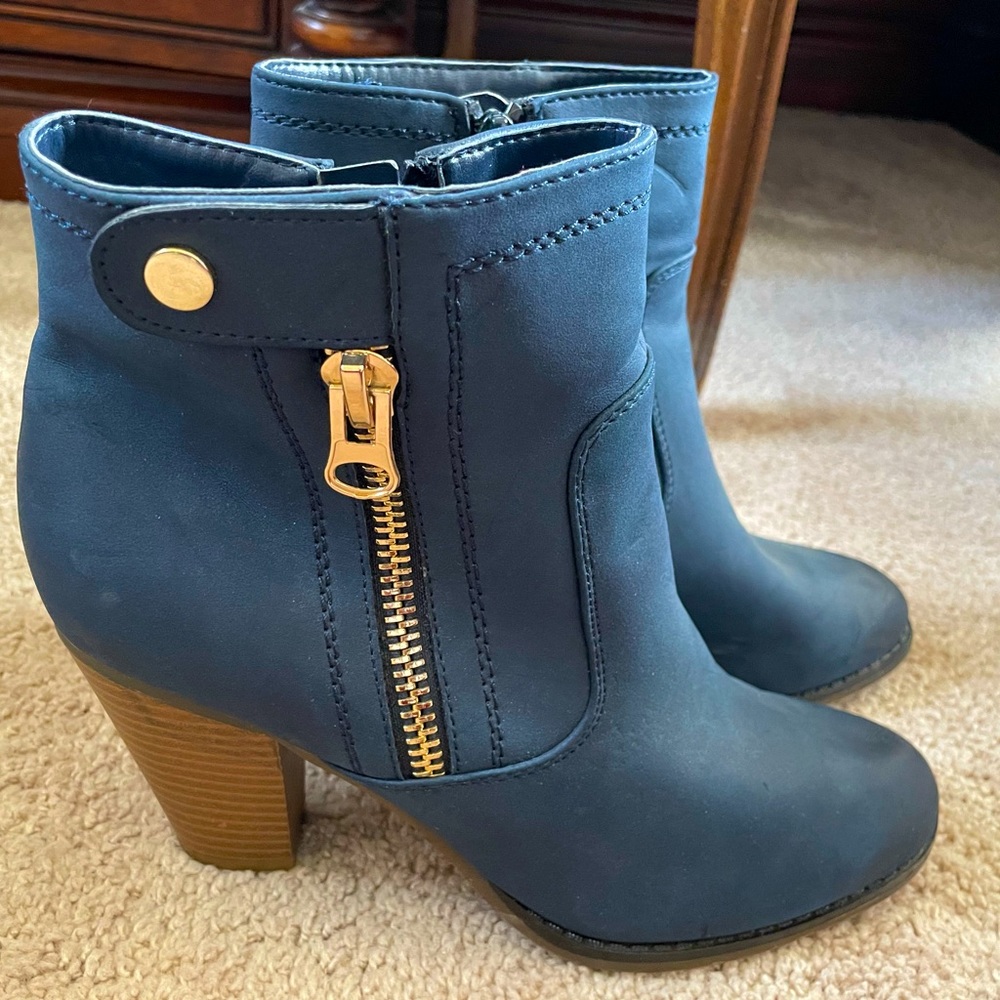 Women’s Navy & Gold Booties. Like New Condition. Size 9